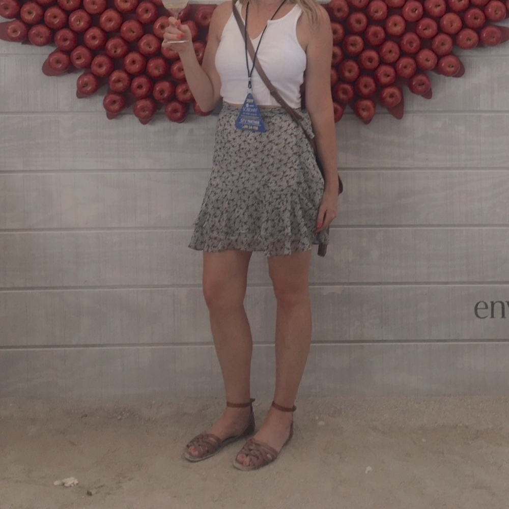 Floral print, high waisted skirt.